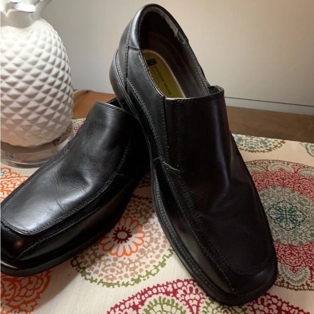 Black Dockers pro-style shoes all Motion comfort